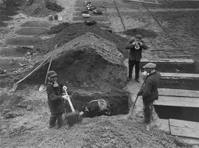 Bild: Exhumierung von Leichnamen russischer und polnischer Zwangsarbeiter durch deutsche Zivilisten, Hadamar, 5.4.1945