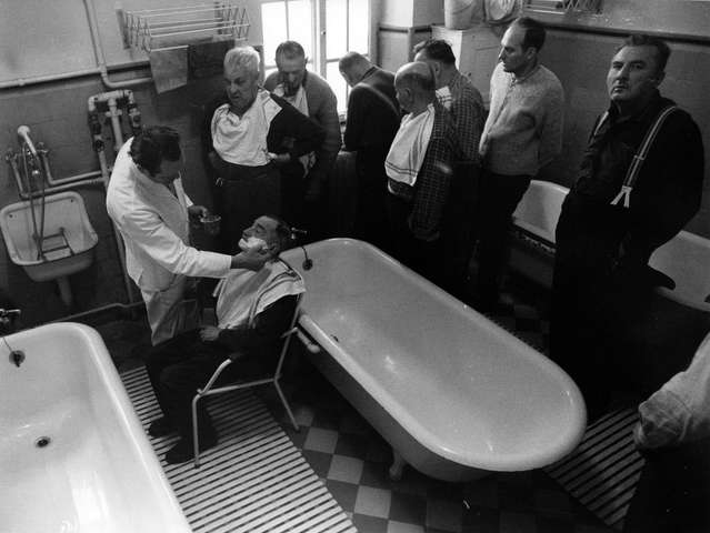 Bild: Patienten des psychiatrischen Landeskrankenhauses Bad Schussenried bei der Rasur, 1972