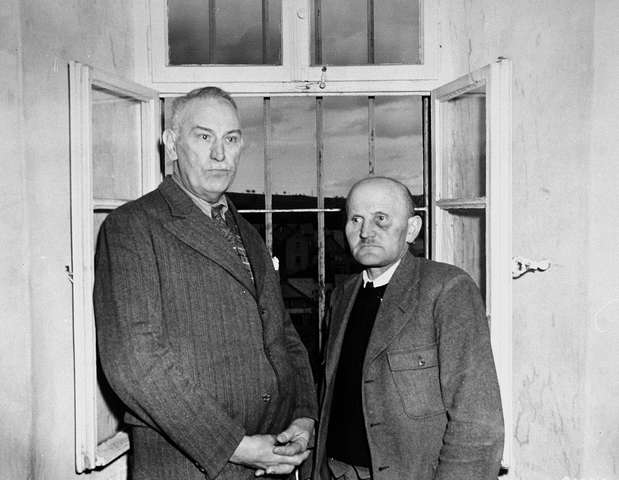 Bild: Pfleger Karl Willig (r.) und Anstaltsleiter Adolf Wahlmann nach ihrer Festsetzung in der Anstalt Hadamar, 5. April 1945 