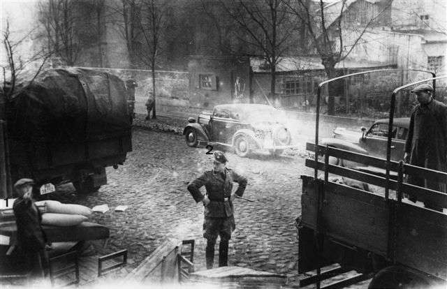Bild: Angehörige des SS-Einsatzkommandos 8 in Mogilew bei der Beschlagnahmung fremden, wahrscheinlich jüdischen Eigentums, 1941