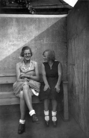 Bild:Anna (links). Eine Freundin sitzt neben ihr. Das Foto ist ungefähr von 1932