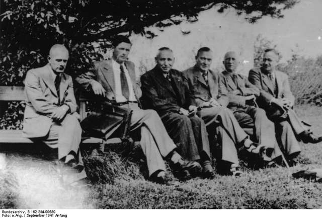 Bild: T4-Fahrer Erich Bauer mit den Gutachtern Rudolf Lonauer, Viktor Ratka, Friedrich Mennecke, Paul Nitsche, Gerhard Wischer (v.l.n.r.), 2.September 1941