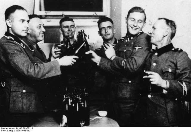 Bild: Feiernde T4-Männer während der »Aktion Reinhardt«, 1942/43