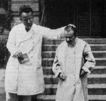 Bild: Vorführung eines an »Schizophrenie« erkrankten Patienten durch den Direktor der Wittenauer Heilstätten in Berlin, Gustav Adolf Waetzoldt, 1936