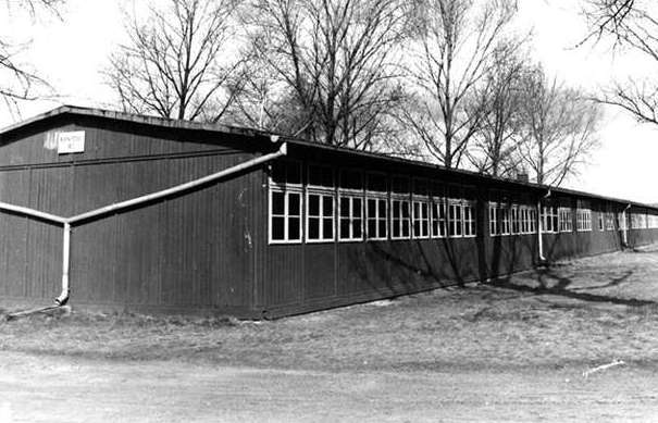 Bild: Ehemalige Krankenrevierbaracke des KZ Sachsenhausen, Außenaufnahme vor 1989
