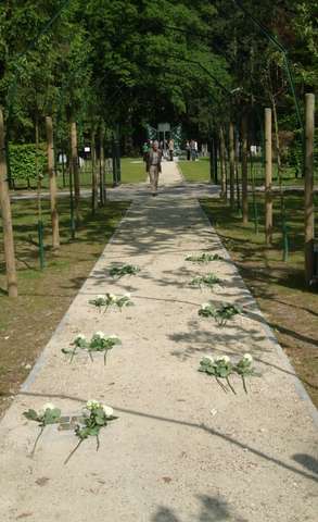 Bild: Eindhoven, Weg zum Friedhof »De Grote Beek« mit 24 Stolpersteinen