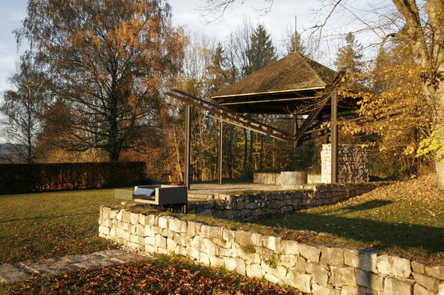 Bild: Grafeneck, Gedenkbuch mit Kapelle im Hintergrund