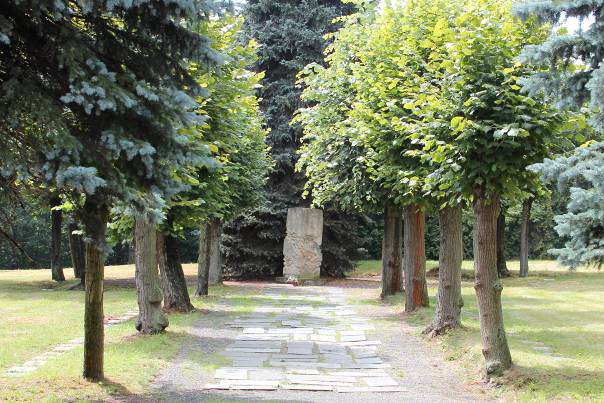 Bild: Großschweidnitz, Gedenkstein auf dem Klinikfriedhof