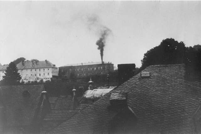 Bild: Tötungsanstalt Hadamar mit rauchendem Schornstein, 1941