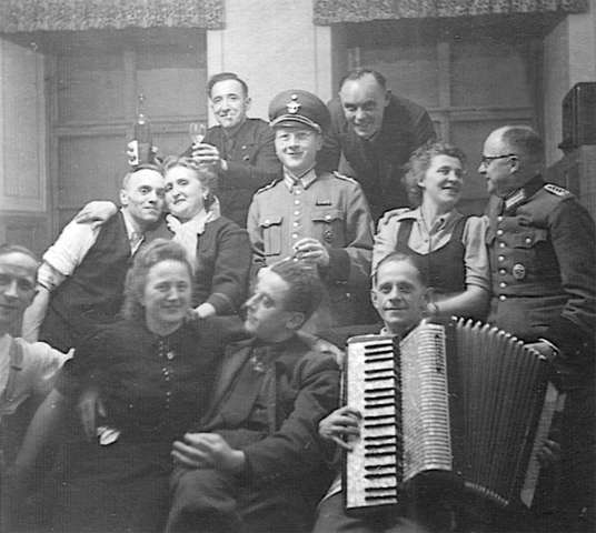 Bild: Feier des Tötungspersonals in Hartheim; in der Mitte in Uniform der Tötungsarzt Georg Renno, um 1941