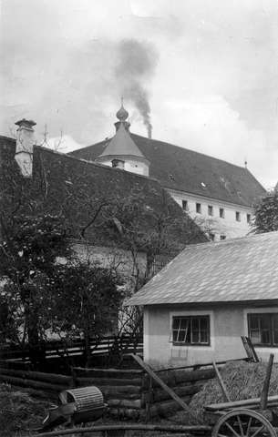 Bild: Rauch über der Tötungsanstalt Hartheim, heimlich fotografiert, verm. 1940