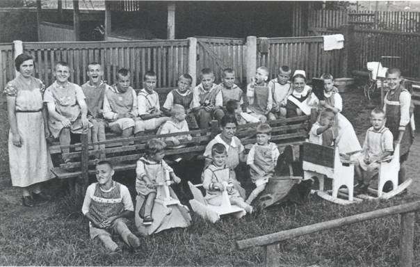 Bild: Kindergruppe des Katharinenhofs Großhennersdorf, 1939/40. Die abgebildeten Kinder wurden fast ausnahmslos Opfer der Patientenmorde.