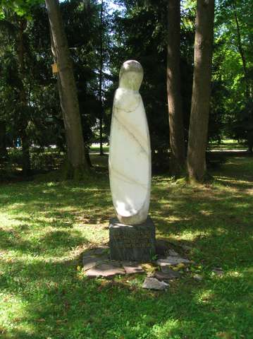 Bild: Klagenfurt, Denkmal »Die Schlafende« im Park der Abteilung für Psychiatrie und Psychotherapie am Klinikum Klagenfurt
