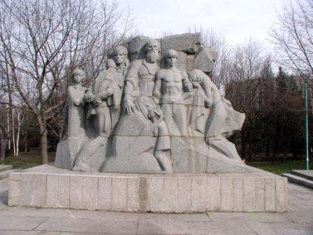 Bild:Dieses Denk-Mal erinnert an alle 13.000 Opfer aus Krasnodar.  <br>Das Denk-Mal steht in einem Park in Krasnodar.