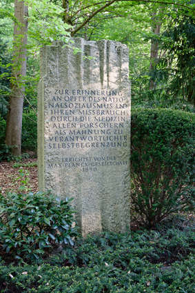 Bild: München, Mahnmal auf dem Waldfriedhof