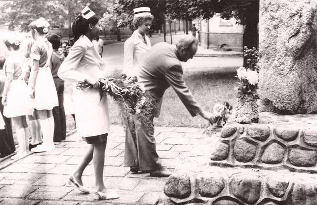 Image: Meseritz, Laying flowers at the memorial stone of 1966 on the 30th anniversary of Obrzyce Hospital, 1975 