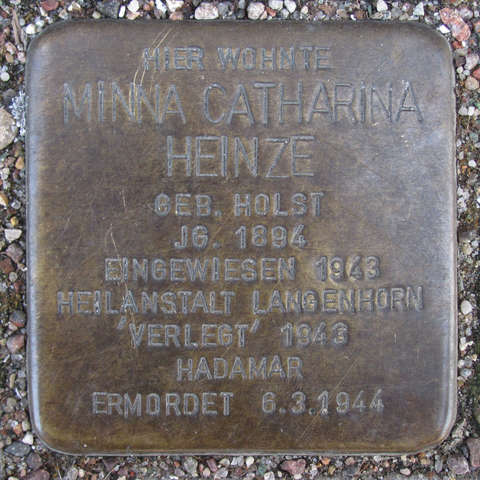 Bild: Stolperstein für Minna Heinze vor ihrem Wohnhaus Dennerstraße 9 in Hamburg-Barmbek 
