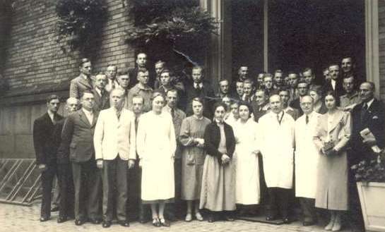 Bild: Friedrich Panse (1. Reihe, 3. v. r.) als Leitender Arzt am Rheinischen Provinzial-Institut für psychiatrisch-neurologische Erbforschung, 1938