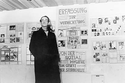 Bild: Paul Wulf vor seinen Ausstellungstafeln, Münster 1988