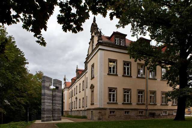 Bild: Pirna, Gedenkkreuz von 2011 beim Gebäude der ehem. Tötungsanstalt