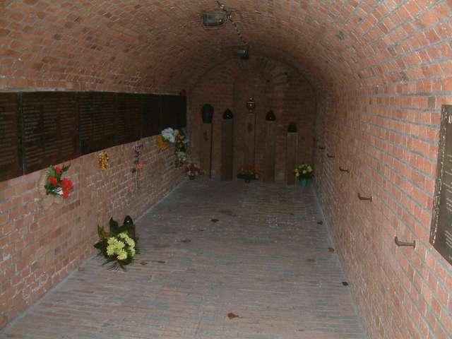 Image: Poznań, Casemate 17 of Fort VII. It served as a gas chamber in 1939 (present condition).