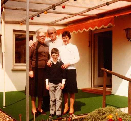 Bild: Georg Renno (Mitte) mit Ehefrau, Nichte und ihrem Sohn, Bockenheim/Weinstraße 1983