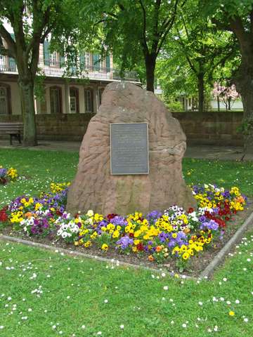 Bild: Stephansfeld-Brumath, Obelisk vor der Psychiatrischen Klinik