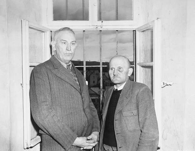 Bild: Adolf Wahlmann (l.) und Pfleger Karl Willig nach ihrer Festsetzung in der Anstalt Hadamar, 5. April 1945 