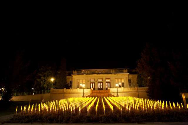 Bild: Wien, Mahnmal von 2003 für die Opfer der »Kinderfachabteilung« »Am Spiegelgrund« auf dem Gelände des heutigen Otto-Wagner-Spitals. Jedes der 772 Lichter steht für ein Opfer. 