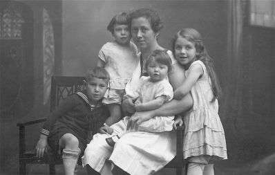 Bild: Wilhelmine Haußner (2. v. l.) mit ihrer Mutter und Geschwistern, um 1929