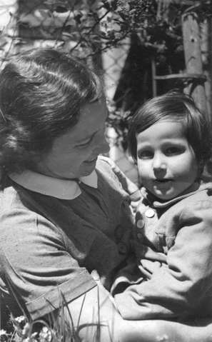 Bild: Alfred Wödl mit seiner Mutter Anna, o.D.